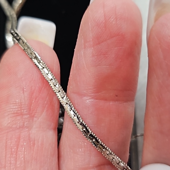 Elegant Choker Pendant - Picture 5 of 5